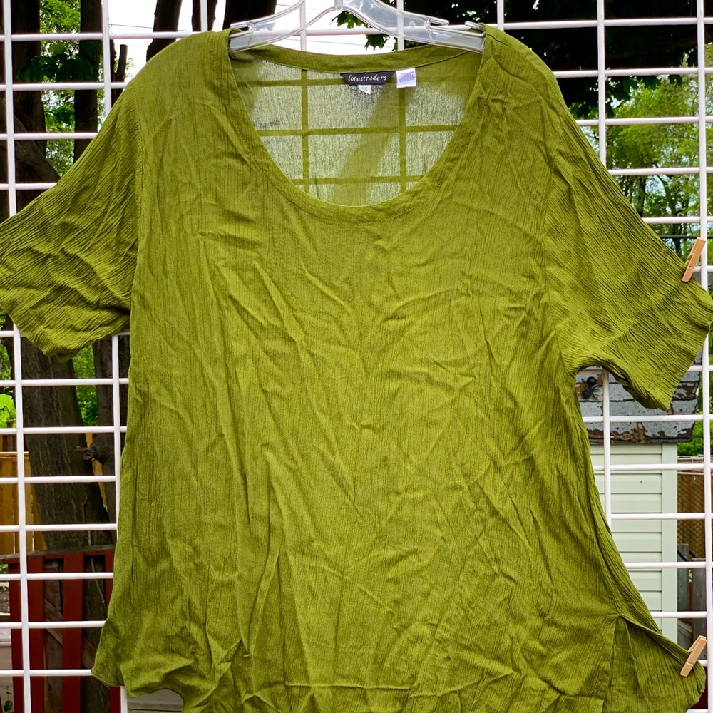 Woman’s green scoop neck tee